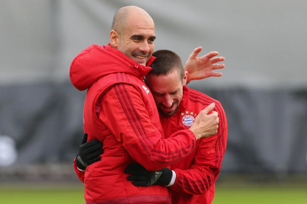 Pep Guardiola omfavner Franck Ribery under træning. Foto: A. Hassenstein/Getty Images for FC Bayern