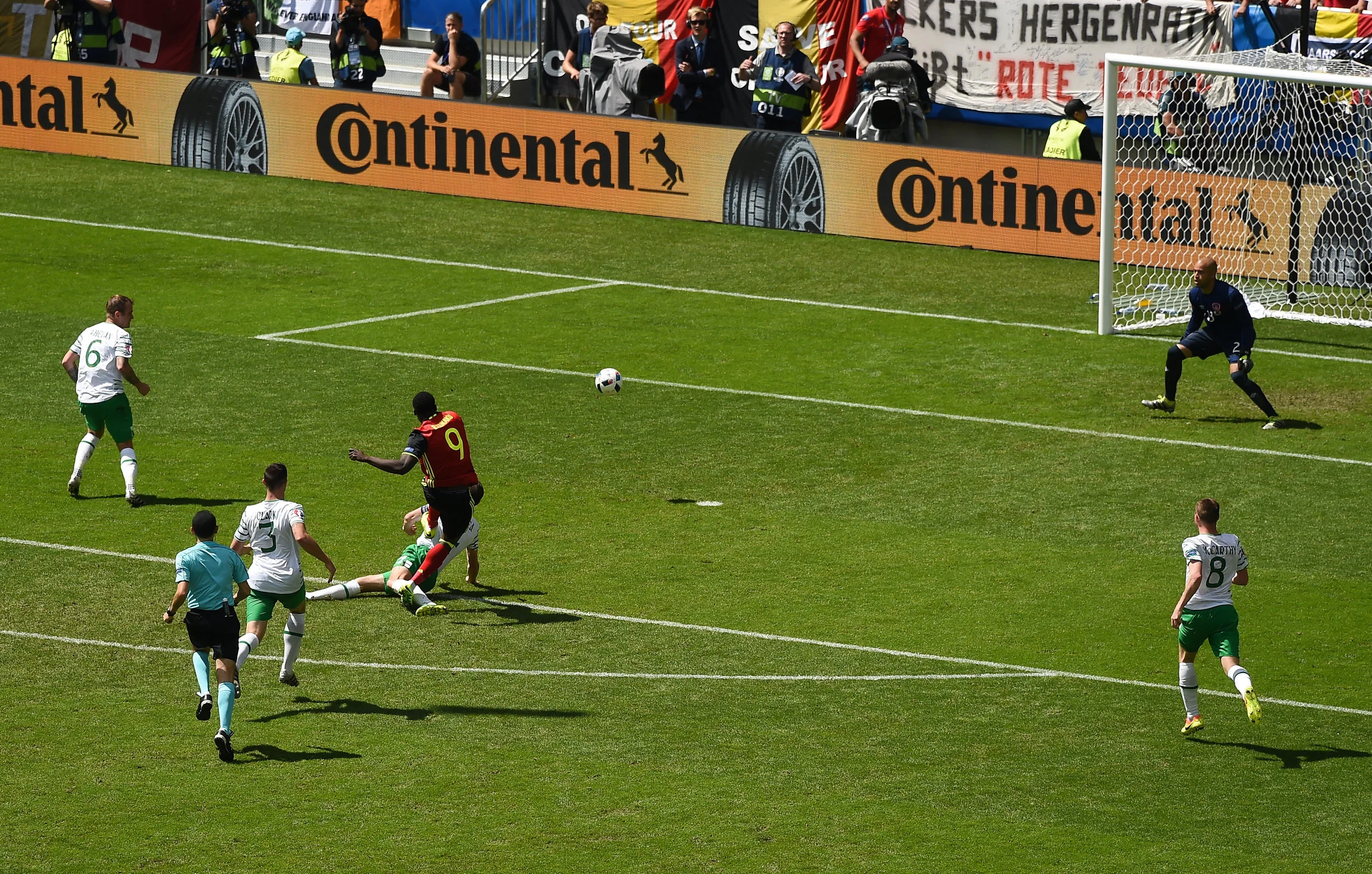Romelu Lukaku scorer - lige efter Mads Davidsens opskrift - mod Irland. Foto: Ray McManus/Getty Images