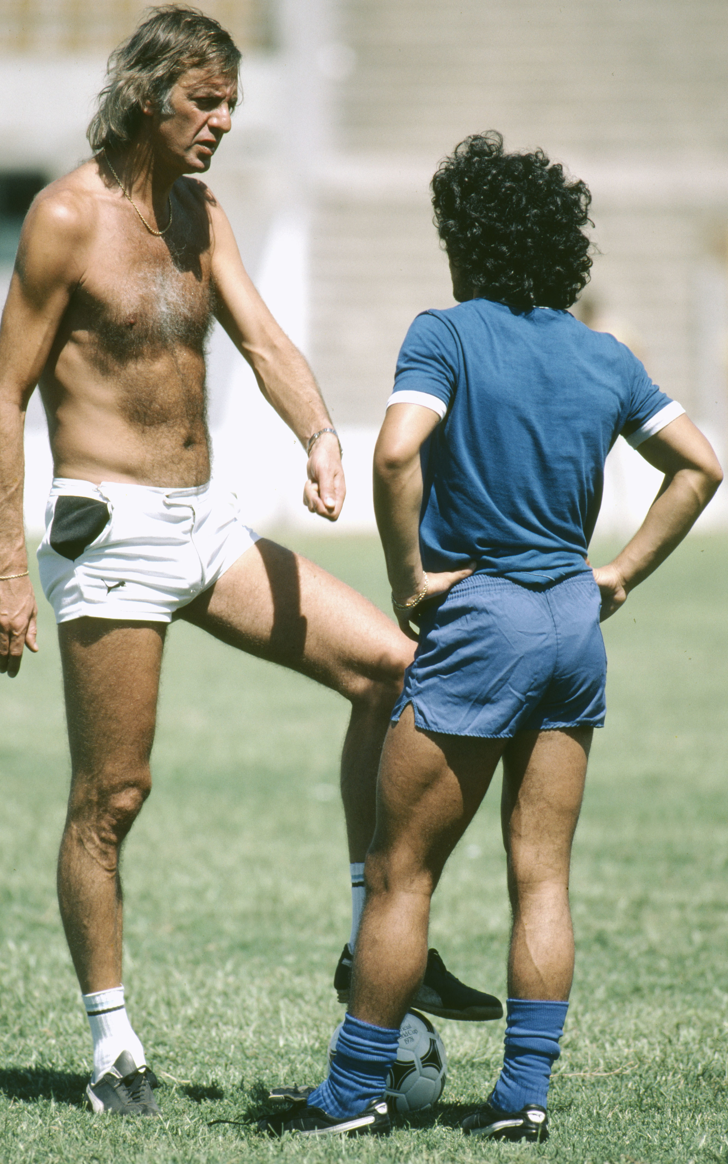 Det er 1980. Menotti har ført Argentina til den første VM-titel i 1978 - uden den 17-årige Maradona. Her er den 165 centimeter høje Maradona endelig blevet stor nok til Menotti. Et billede, der må op at hænge på Mediano-redaktionen. Foto: Bob Thomas/Getty Images