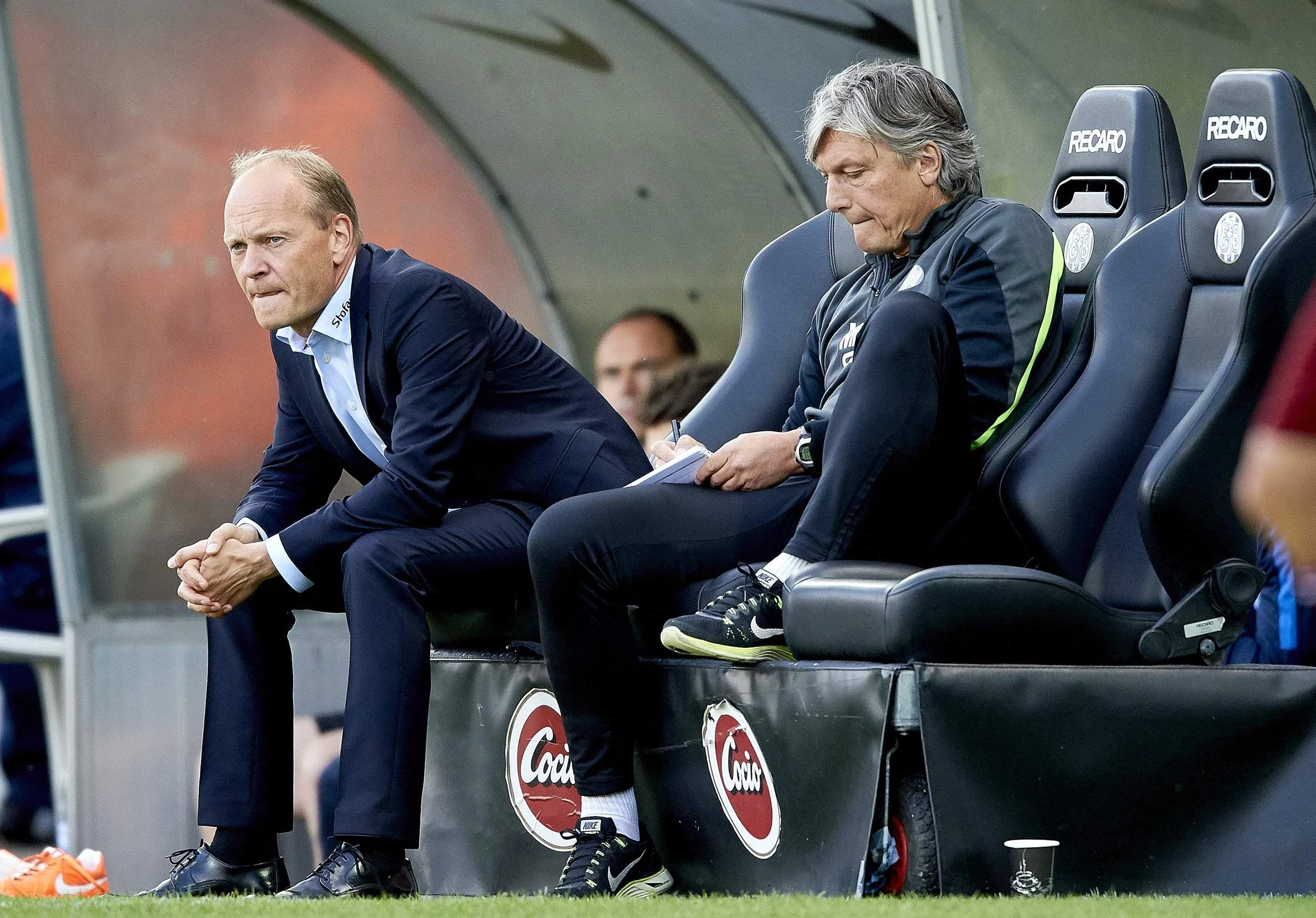 Cheftrænerne går ud og ind. Her sidder Niels Frederiksen på bænken. Men manden ved siden af, Michael 'Mex' Pedersen går igen. Foto: Getty Images/Lars Rønbøg