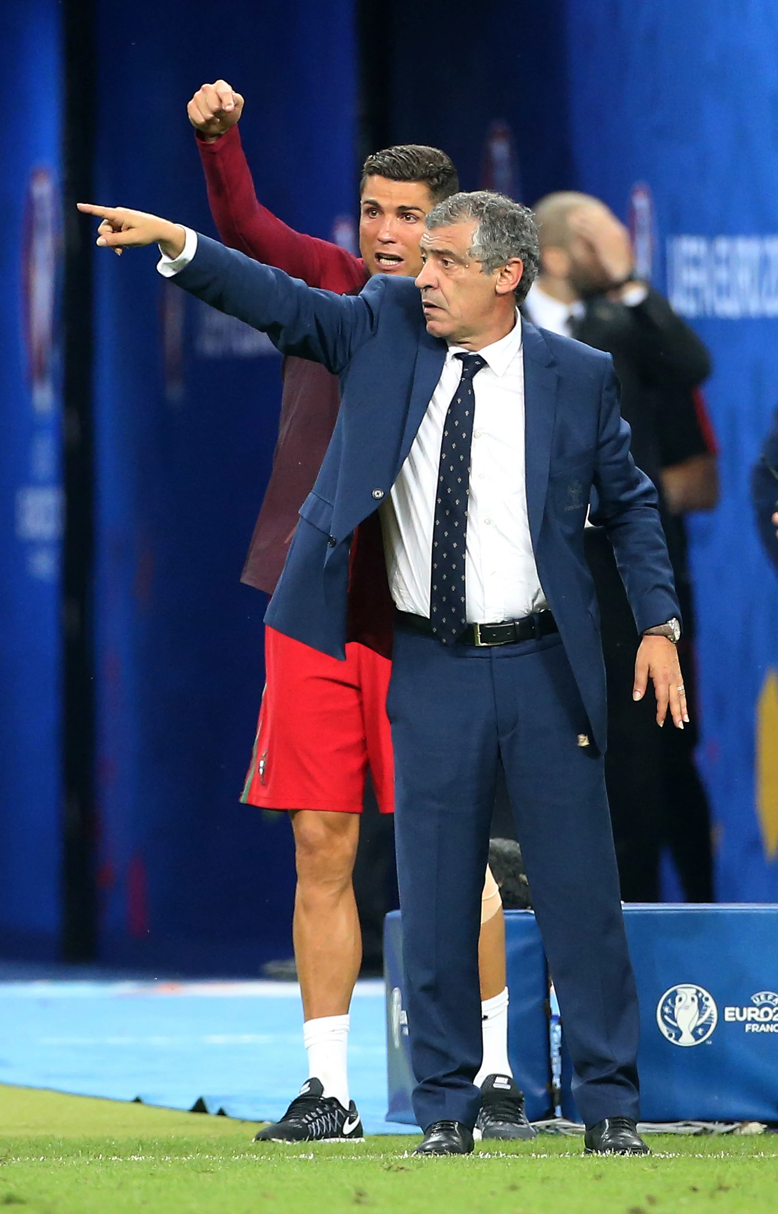 Chefen dirigerer - og Fernando Santos er også med. Foto: Getty Images/Jean Catuffe