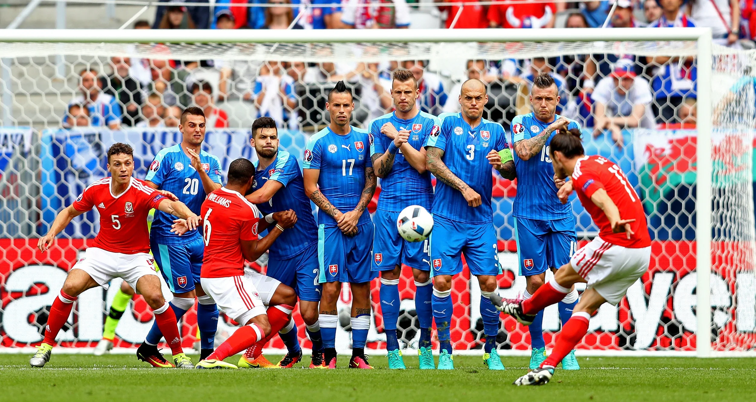 Gareth Bale scorer på frispark mod Slovakiet overfor en meget bred slovakisk mur med hele seks spillere i. Foto: Getty Images/Dean Mouhtaropoulos