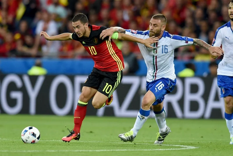 Daniele Di Rossi har godt fat i Eden Hazard. Italien vandt kampen 2-0. Foto: Claudio Vila/Getty Images
