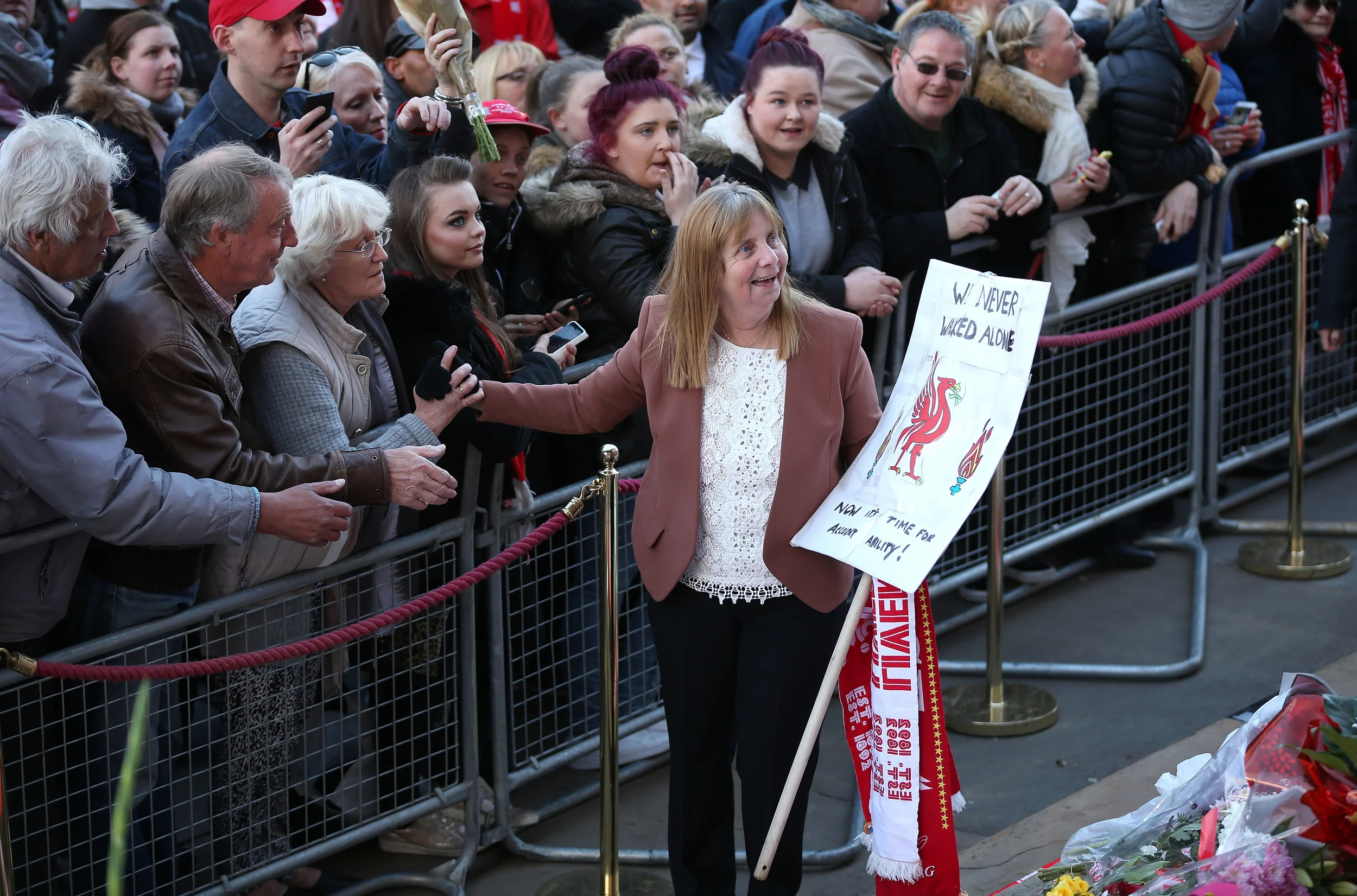 Margaret Aspinal, talskvinde for de overlevende og pårørende, glæder sig over rettens afgørelse. Foto: Christopher Furlong/Getty Images