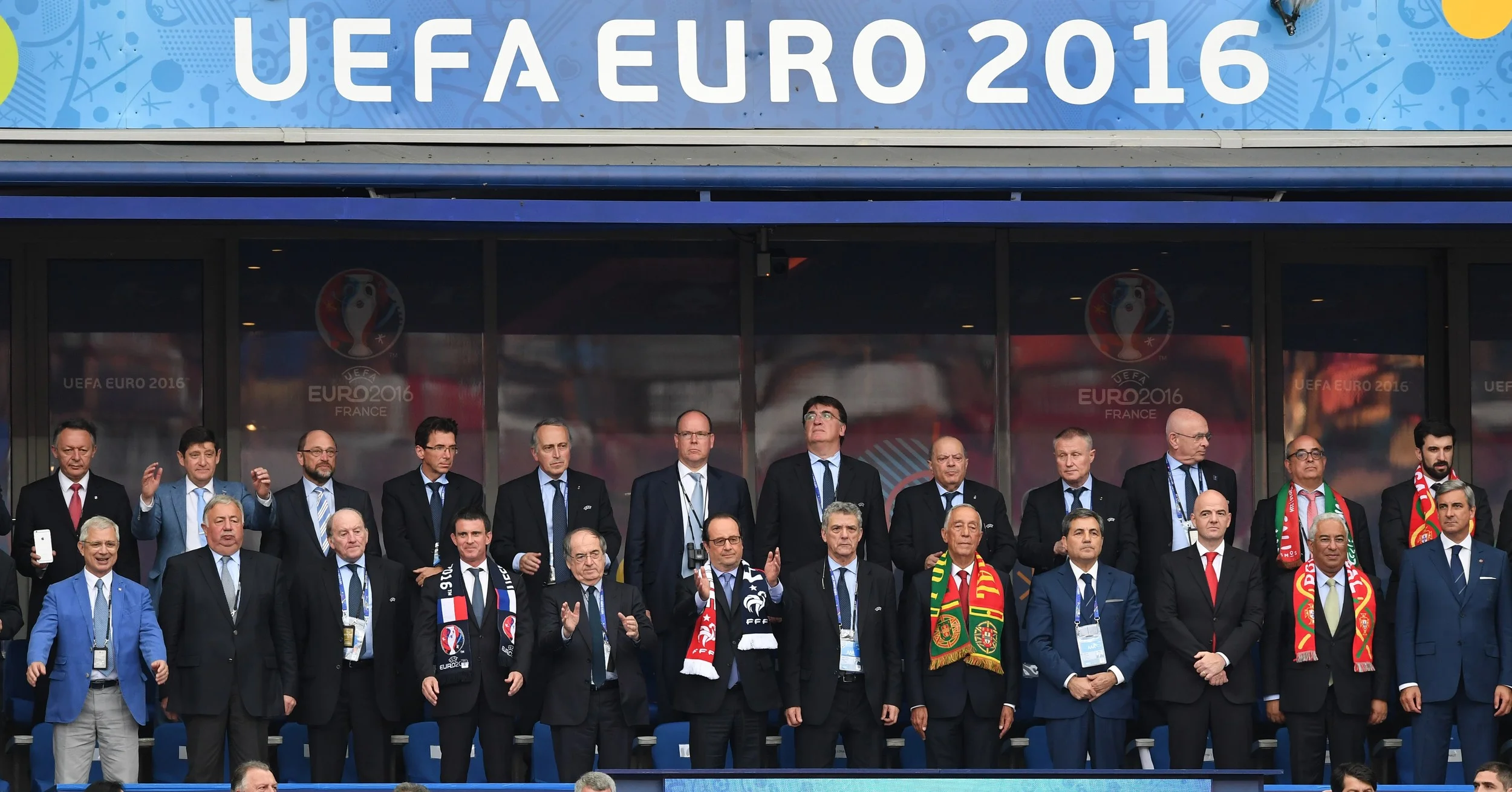 Hele fodboldtoppen til EM-finale i Paris med de politiske ledere fra finalelandene. Foto: Getty Images/Anadolu Agency