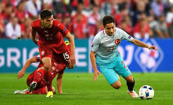 Det her lave tyngdepunkt kommer vi ikke til at se i Superligaen foreløbig igen. Emre Mor valgte Tyrkiet og er nu i Tyskland. Foto: Getty/MikeHewitt