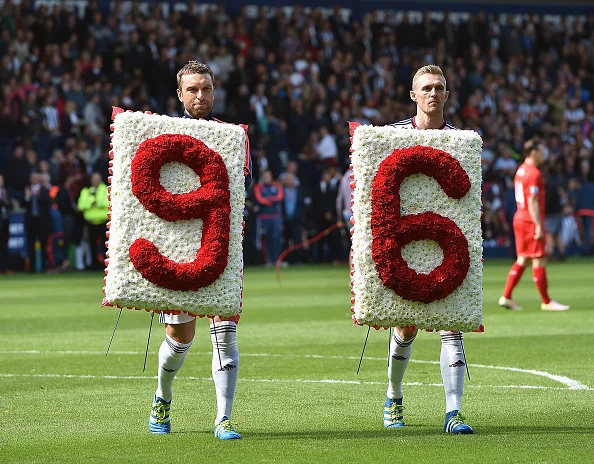 Rickie Lambert og Darren Fletcher fra West Bromwich Albion viser deres respekt før kampen mellem WBA og Liverpool i maj. Foto: Getty Images/Andrew Powell