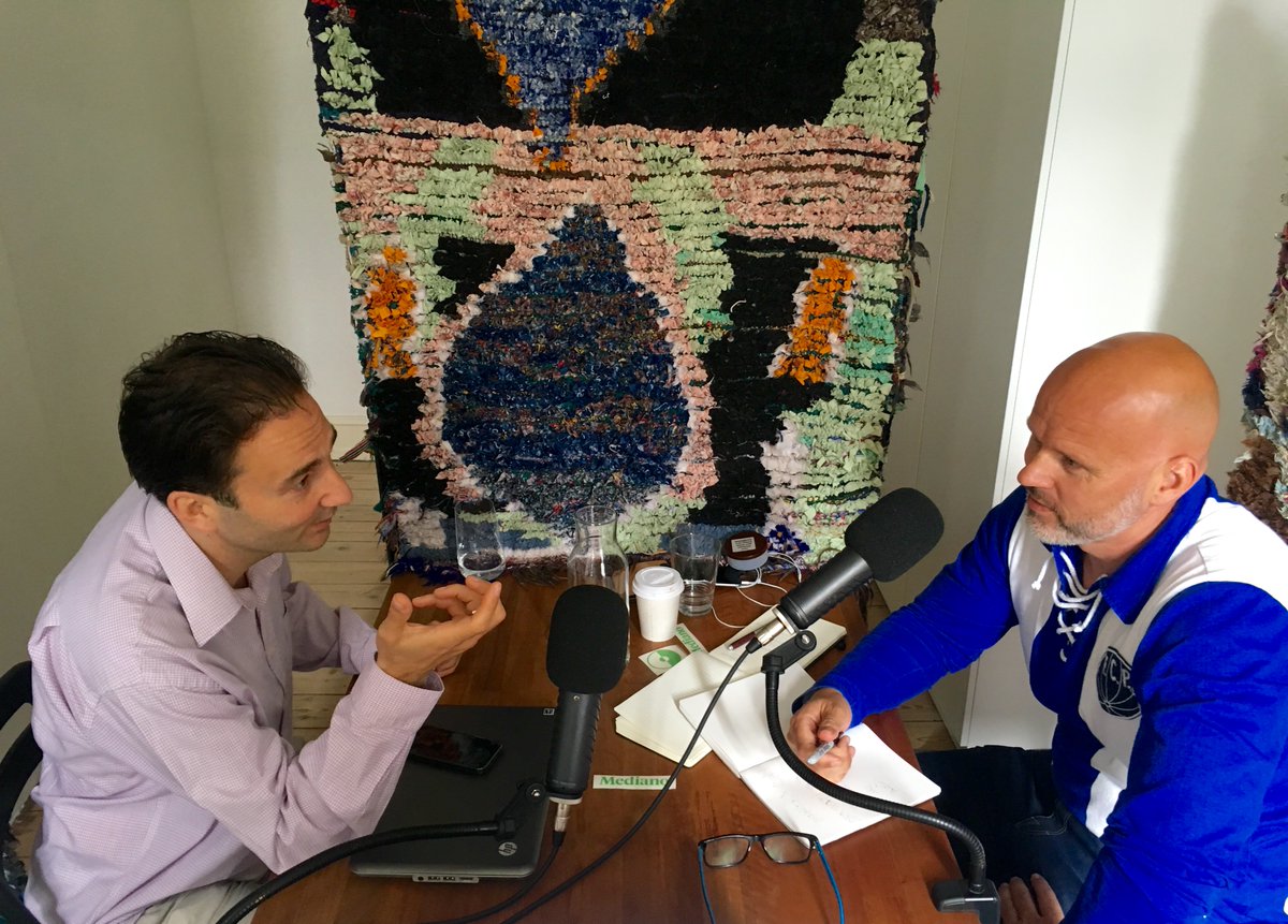 Her er Olafur Kristjansson på besøg i podcast-studiet hos Medianos Christian Wolny. Foto: Sture Sandø