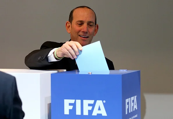 Don Garber, der er i spidsen for MLS, afgiver her stemme hos FIFA. Foto: Getty Images/Alexander Hassenstein.