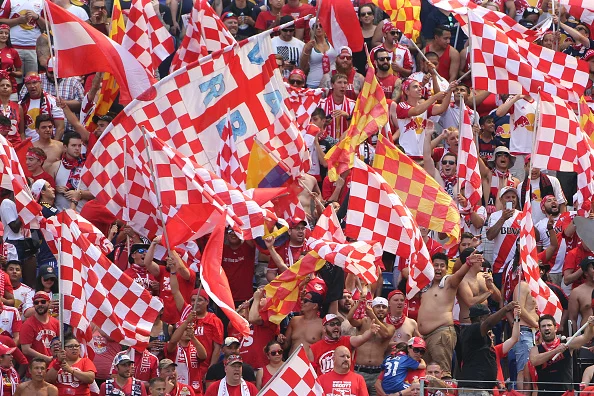 Det ligner EM og det kroatiske landshold, men det er såmænd New York og Red Bulls, der fejrer en sejr. Foto: Getty Images/Tim Clayton