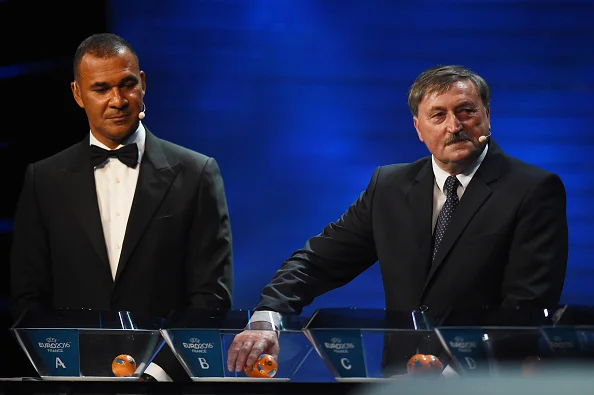Sådan ser Antonin Panenka ud i dag - eller rettere da han i slutningen af sidste år trak lod til EM-slutrundens puljer. Herren til venstre hedder Ruud.. Foto: Getty Images/Laurence Griffiths