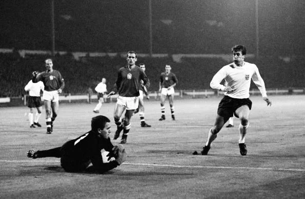 Ivo Viktor havde vogtet målet for Tjekkosloaviet i mere end et årti. Her redder han fra Geoff Hurst på Wembley i en venskabskamp i 1966. Foto: Getty Images/Bob Thomas
