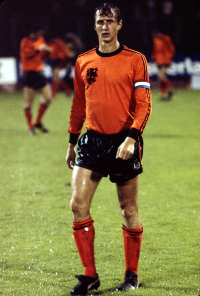 Johan Cruyff i den regnprægede kamp mod tjekkoslovakkerne i 1976. Foto: Getty Images/Icon Sport