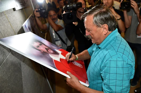 Panenka anno 2014 signerer et biillede af sig selv anno 1976. Foto: Getty Images/Tullio M. Puglia