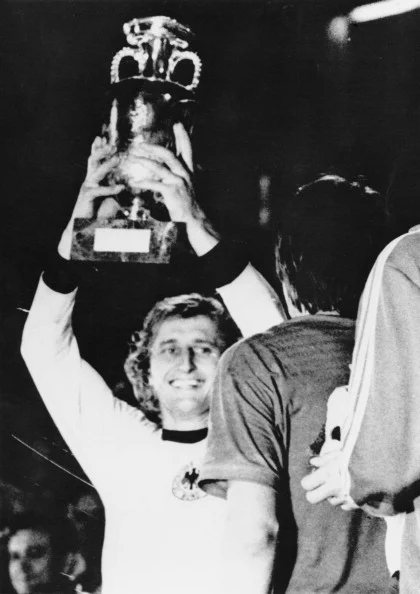 Den tjekkiske anfører Jan Pivamik med pokalen for det sensationelle europamesterskab i 1976. Foto: Getty Images/Popperfoto