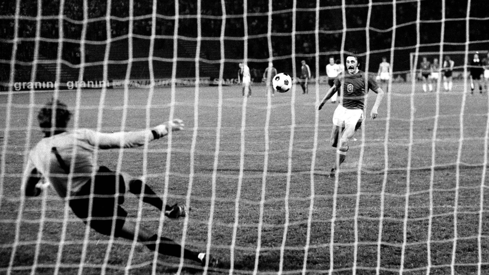 Det mest ikoniske straffespark i fodboldhistorien - udført af Antonin Panenka. Foto: Getty Images/Icon Sport