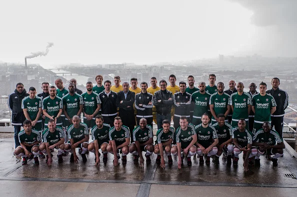 Red Star FC til holdfotografering i maj i år - men Paris og industri i baggrunden. Foto: Getty Images/Anthony Diibon