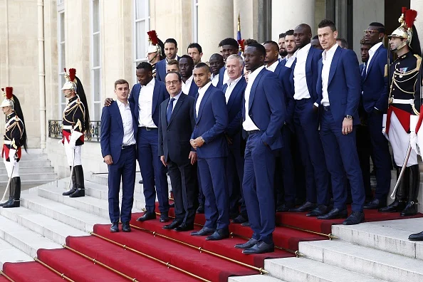 Francois Hollande i et helt andet selskab end hans angivelige favoritklub Red Star FC: Dagen efter EM-finalen modtager han de franske EM-finalister i sit palæ. Foto: Getty Images/Chesnot
