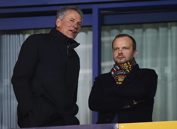 Edward Woodward (th) i samtale med manden, han overtog CEO-ansvaret fra, den mere populære David Gill. Foto: Getty Images/Michael Regan