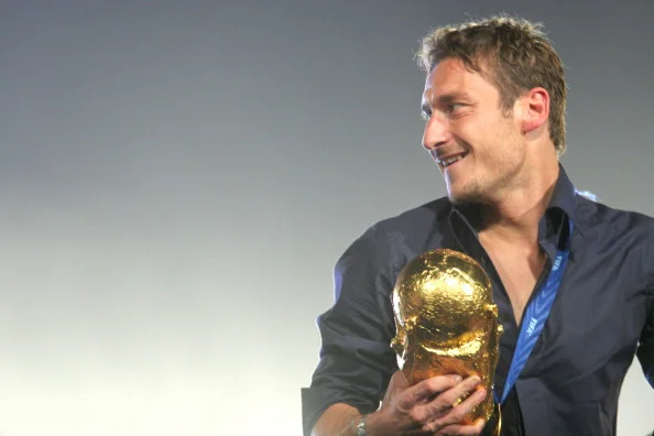 Francesco Totti havde det pænt godt med den her i hånden, da holdet vendte hjem til Rom i 2006 efter at have vundet VM-titlen i Tyskland. Foto: Getty Images/Ernesto Ruscio.