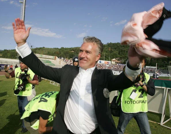 Juventus med hele stjerneparaden måtte ned i Serie B. Her er returen sikret med en glad træner, Didier Deschamps. Foto: Getty Images/New Press