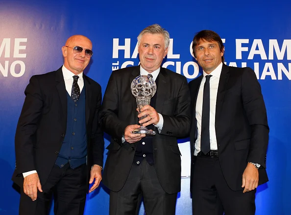 Se dét er et mestermøde: Arrigo Sacchi, Carlo Ancelotti og Antonio Conte til Hall of Fame møde i 2015. Foto: Getty Images/Paolo Bruno.