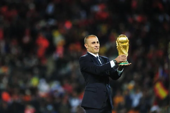Fabio Cannavaro løftede den i 2006. Her er han klar til at give VM-pokalen videre til finalen i 2010 i Sydafrika. Foto: Getty Images/Shaun Botterill.