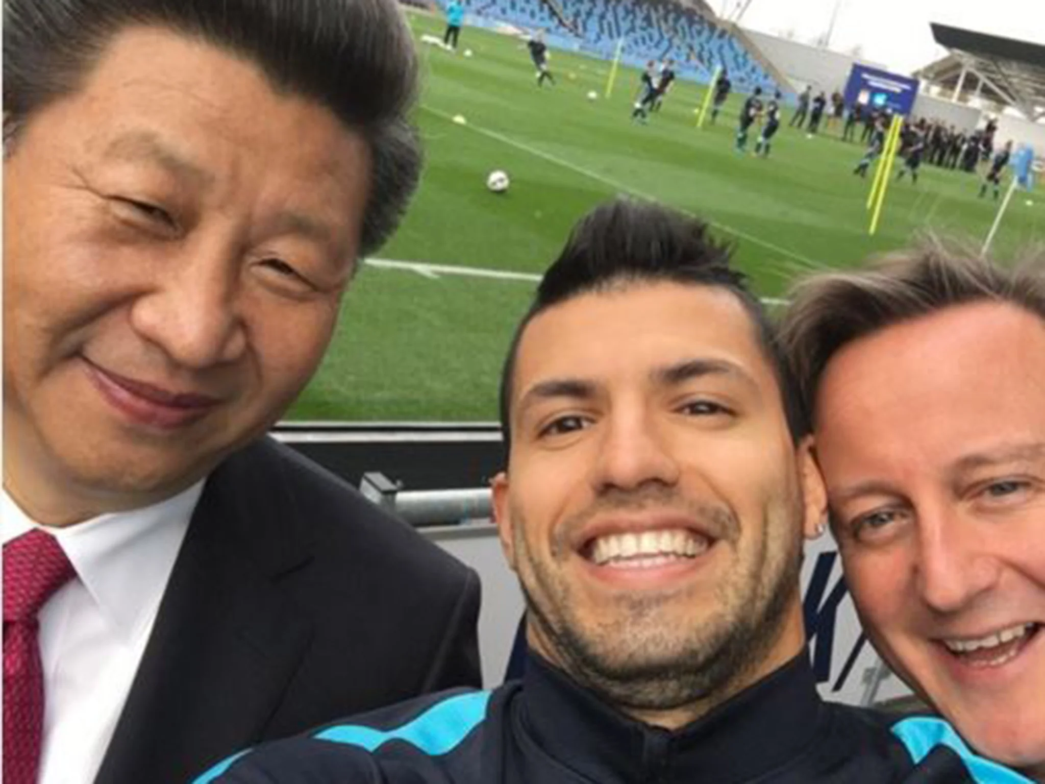 Kinas præsident Xi Jinping og David Cameron flankerer her selfie-fotografen Sergio