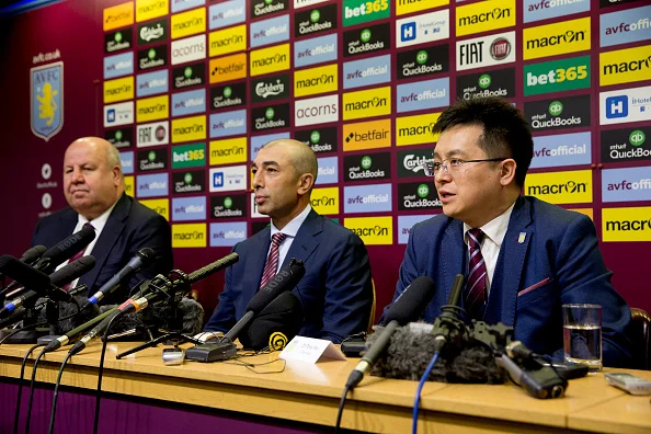 Dr. Tony Xia (th) sammen med bl.a. manager Roberto di Matteo. Foto: Getty Images/Neville Williams.