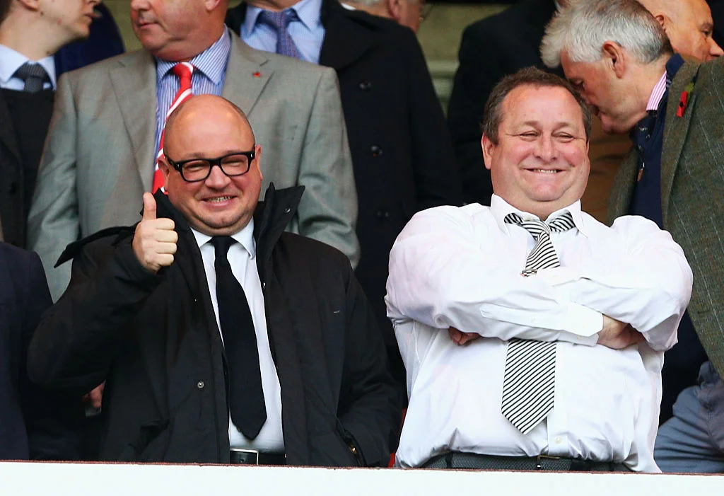 Newcastles ejer, Mike Ashley, til højre med direktør Lee Charnely til venstre. Foto: Getty Images/Mark Runnacles.