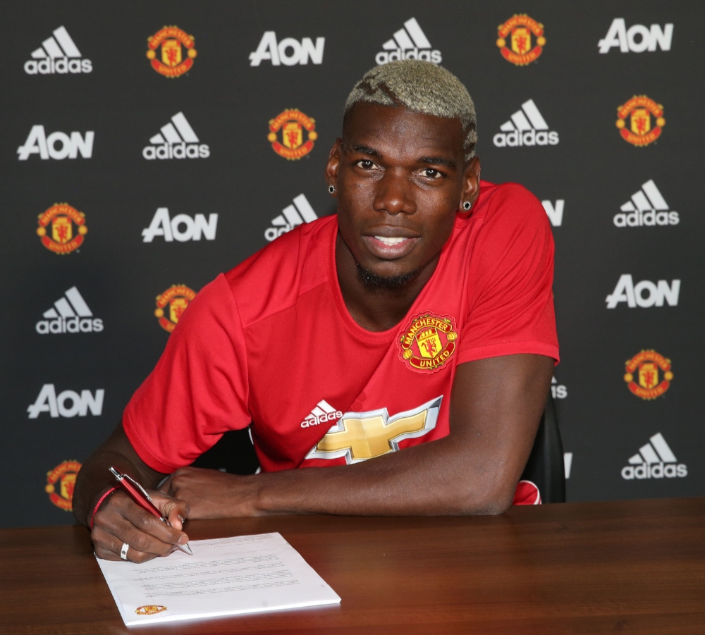 Og her sidder verdens dyreste spiller så. Paul Pogba er tilbage i United. Foto: John Peters/Getty Images