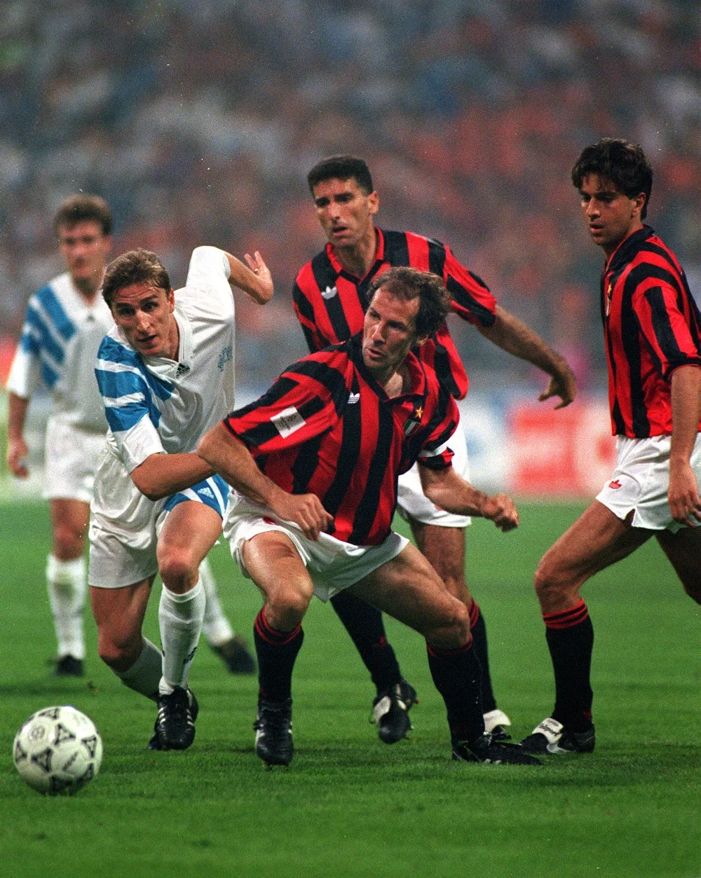 Marseilles Alen Boksic i kamp med Milan-legenden Franco Baresi i den første Champions League-finale. Marseille vandt 1-0, men blev senere tvangsnedrykket til 2. division på grund af en matchfixing-skandale. Foto: Getty Images