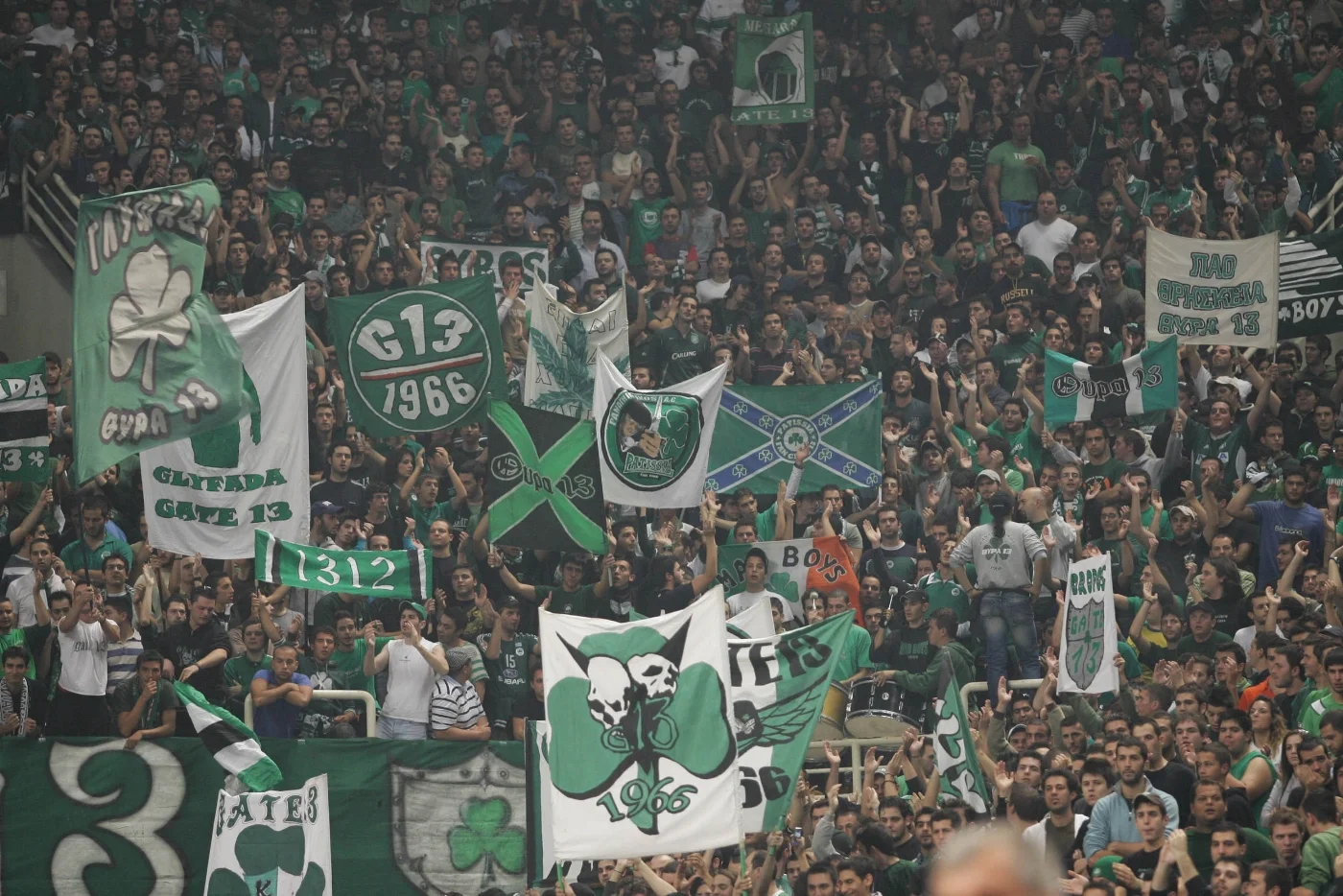 Panathinaikos' basketballhold er voldsomt populært - og stemningen er infernalsk til de store kampe. Foto: Yorgos Matthaios/Getty Images