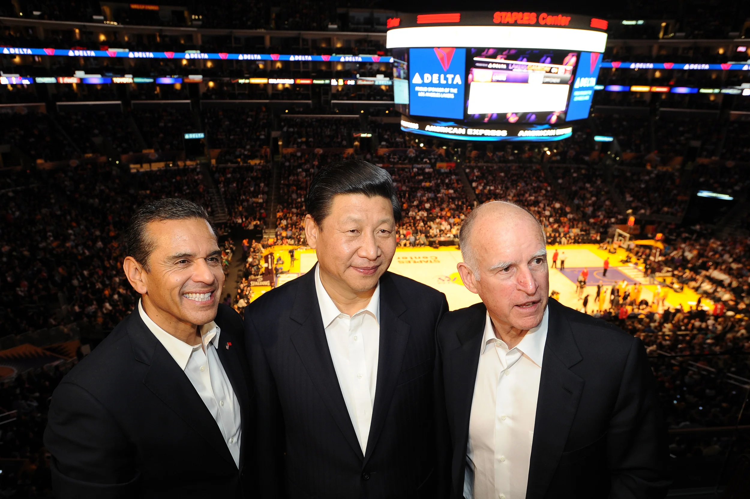 Præsident Xi Jinping - i midten - er meget sportsintereseret. Her er han til basketball med LA Lakers. Foto: Getty Images