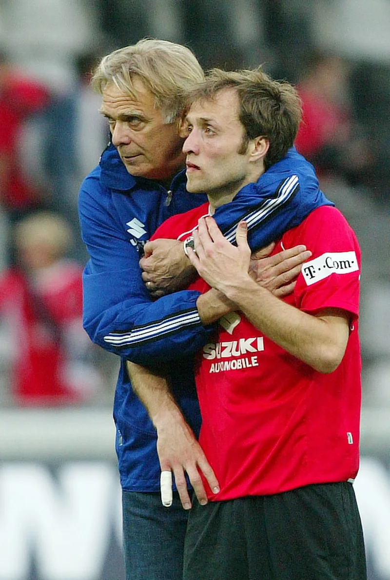 Den legendariske Freiburg-træner Volker Finke giver Alexander Iashvili et kram. Foto: Michael Kienzler/Getty Images