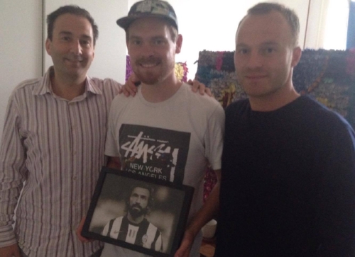 Fodboldministeriet - Christian Wolny og Lars Jacobsen med producer Sture Sandø i midten (naturligvis med Pirlo i hænderne). Stjernefotograf: Jacob Staehelin