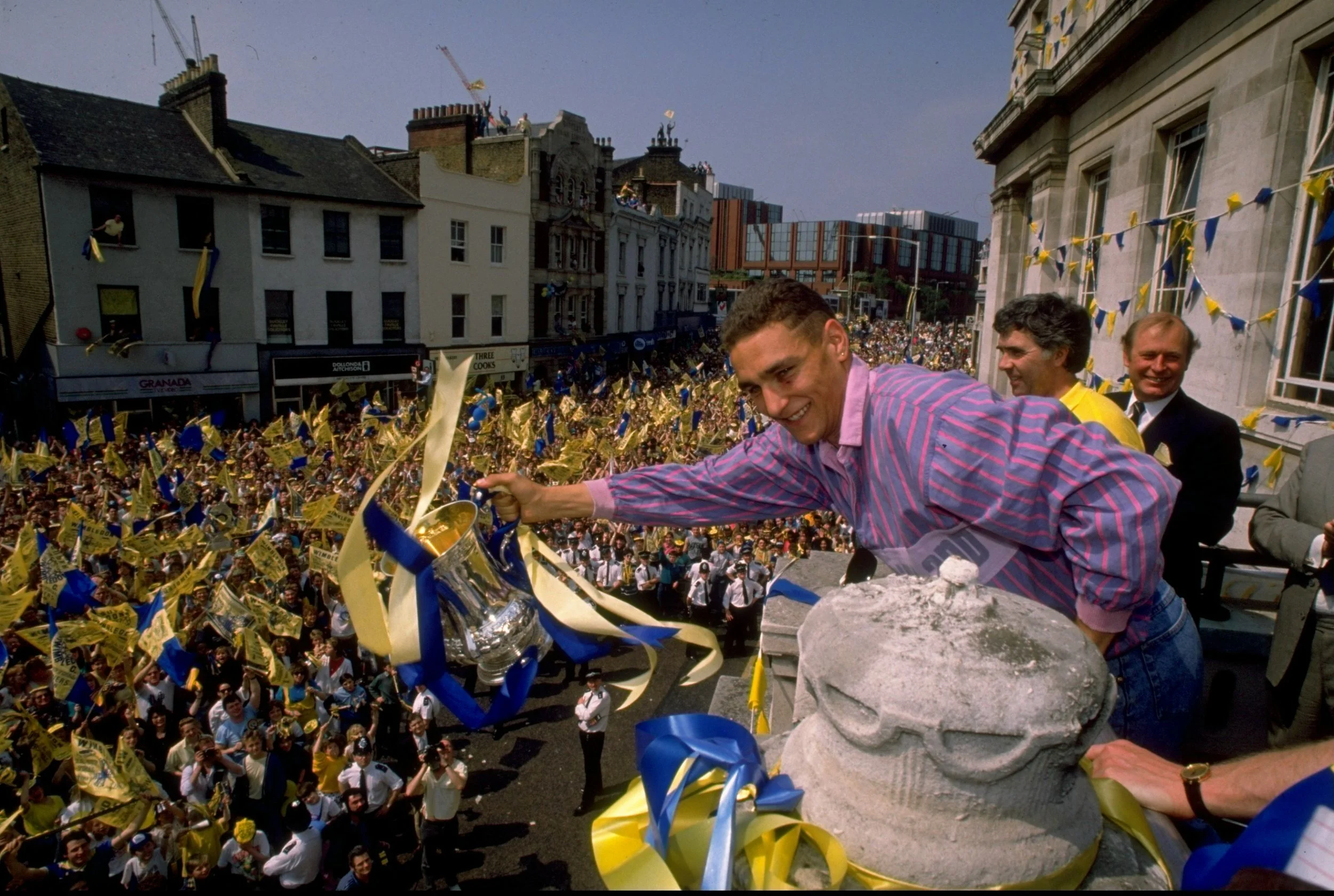 Dengang Wimbledon gik amok: FA Cup'en er vundet og legendariske Vinnie Jones lader sig hylde. Foto: Getty Images