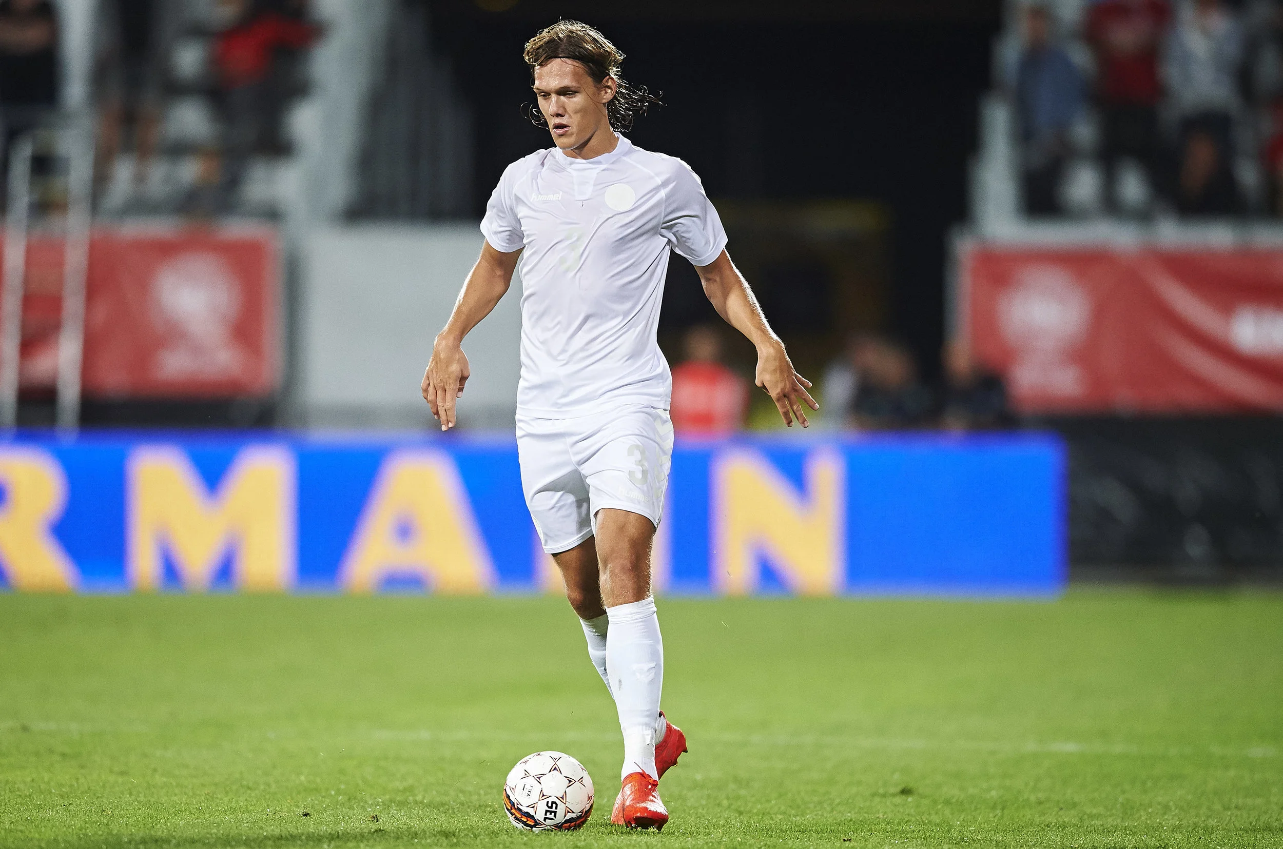 Hvidt på hvidt: Jannik Vestergaard i aktion i Hummels specielle outfit til venskabskampen mod Liechtenstein. Foto: Getty Images/Lars Rønbøg