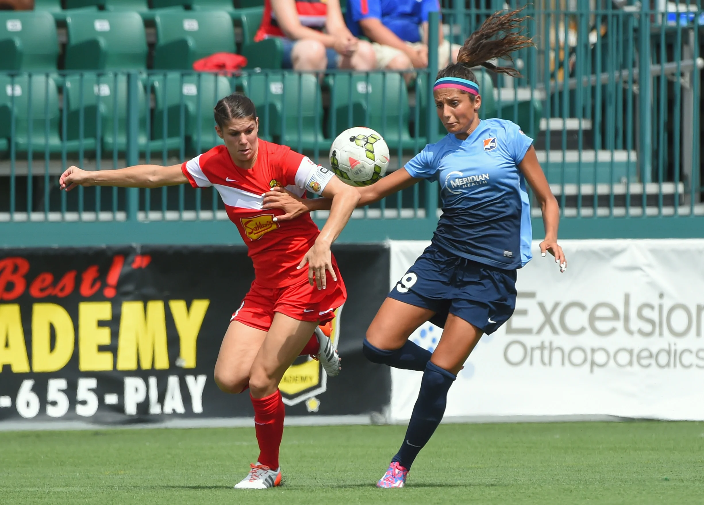Den største danske stjerne Nadia Nadim (th) spiller i den amerikanske liga og er på mange måder drømmen om en rollemodel. Foto: Rich Barnes/Getty Images