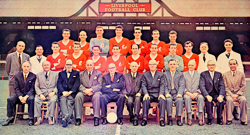 Holdet, der sikrede sig oprykning til 1. division. Bill Shankly sidder yderst til venstre på nederste række. Foto: Liverpool FC via Getty Images