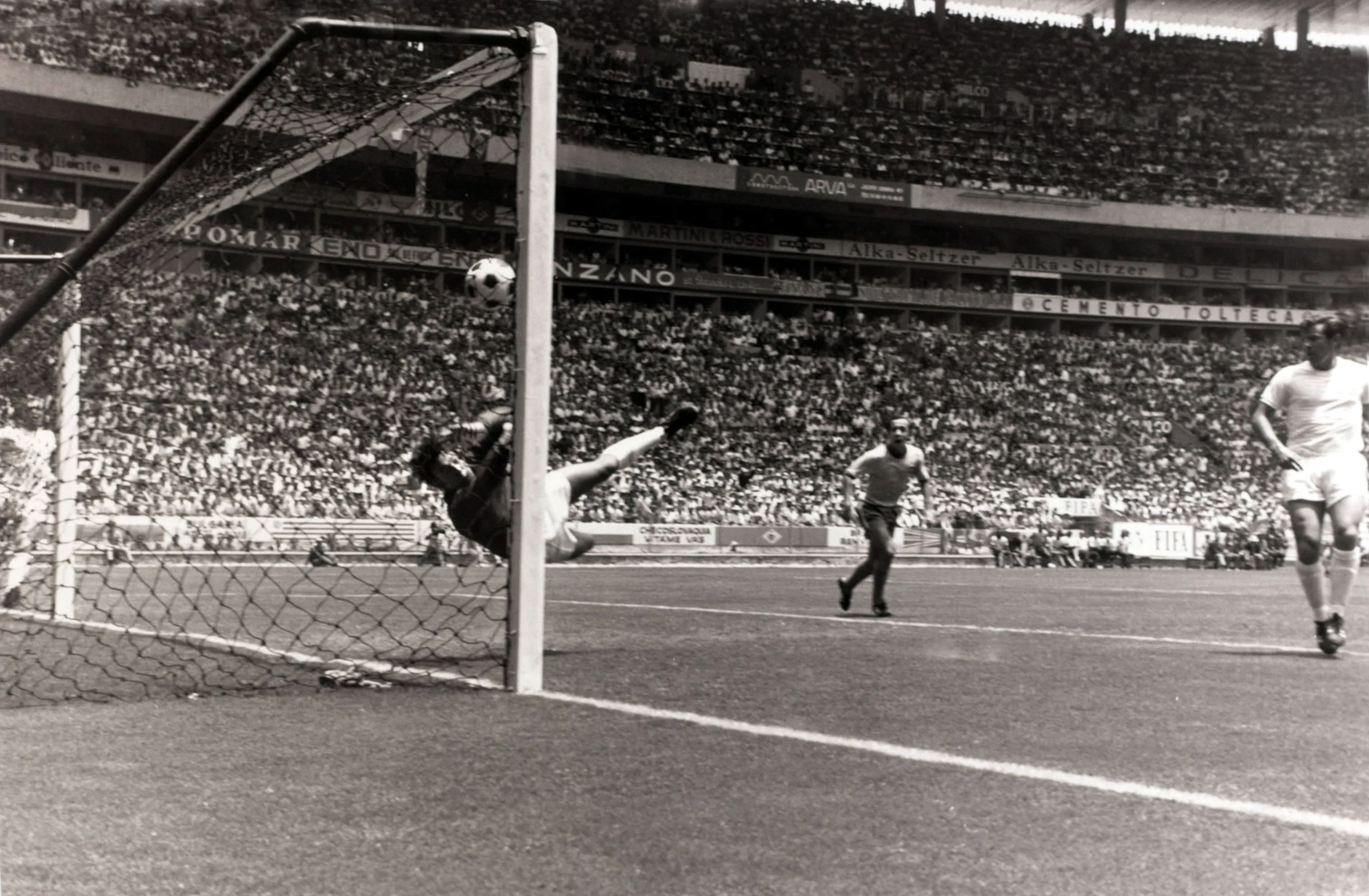Gordon Banks redder på akrobatisk vis hovedstødet fra Pélé under VM i 1970. Foto: Getty Images