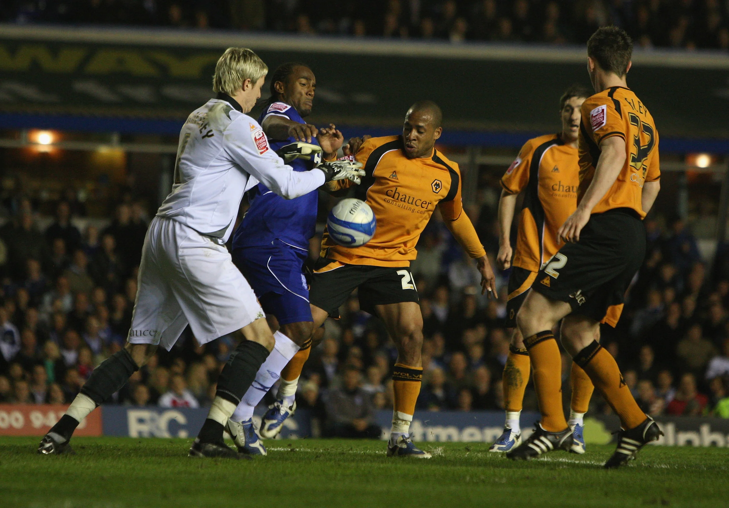 Wayne Hennessey taber bolden til Birminghams Cameron Jerome i en Liga Cup-kamp for Wolverhampton. Foto: Getty Images