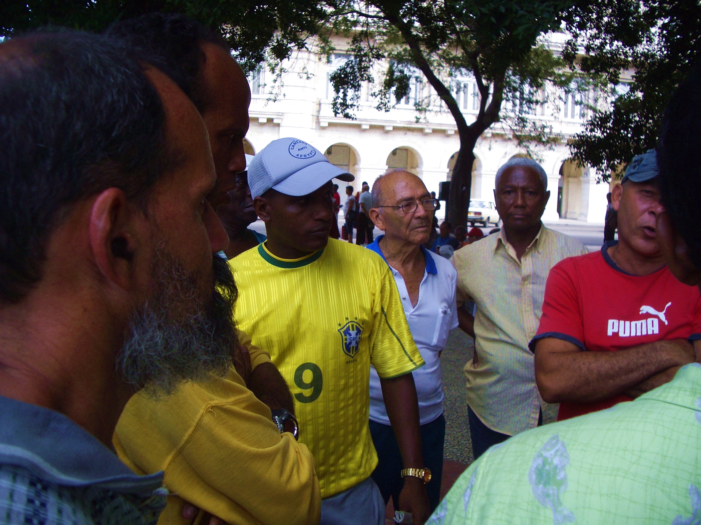 Esquina Caliente i Havanas Parque Central - stedet, hvor cubanerne diskuterer sport