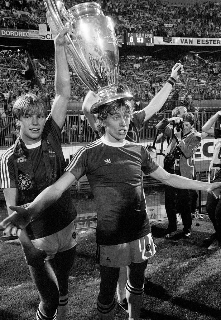 Gary Shaw og Tony Morley fejrer 1-0-sejren over Bayern München i Europa Cup'en 1982. Foto: Gerry Armes/Birmingham Mail/Popper Photos via Getty Images
