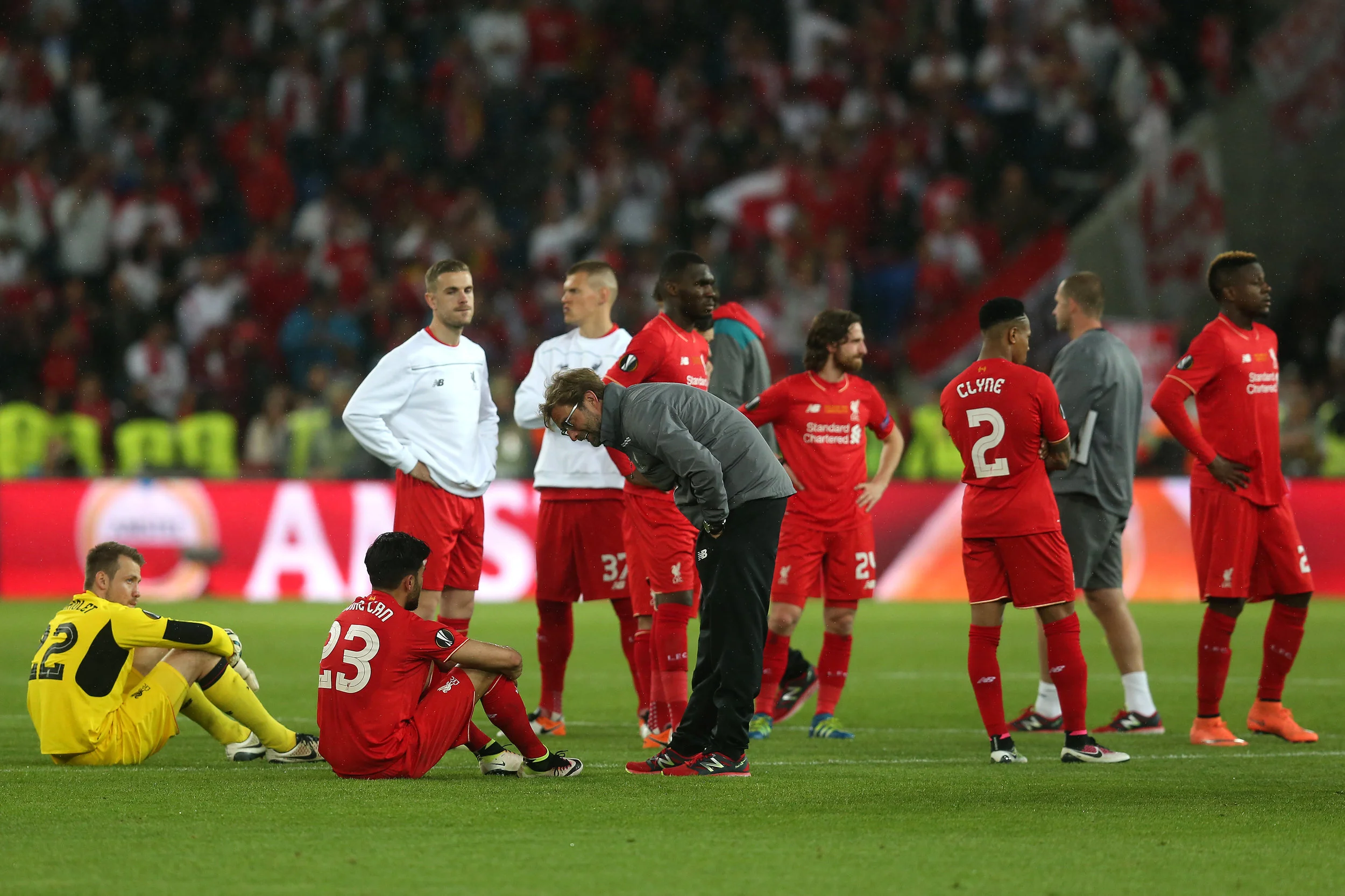 Emre Can får trøstende ord af Jürgen Klopp efter nederlaget til Sevilla i Europa League-finalen. Foto: Chris Brunskill/Getty Images