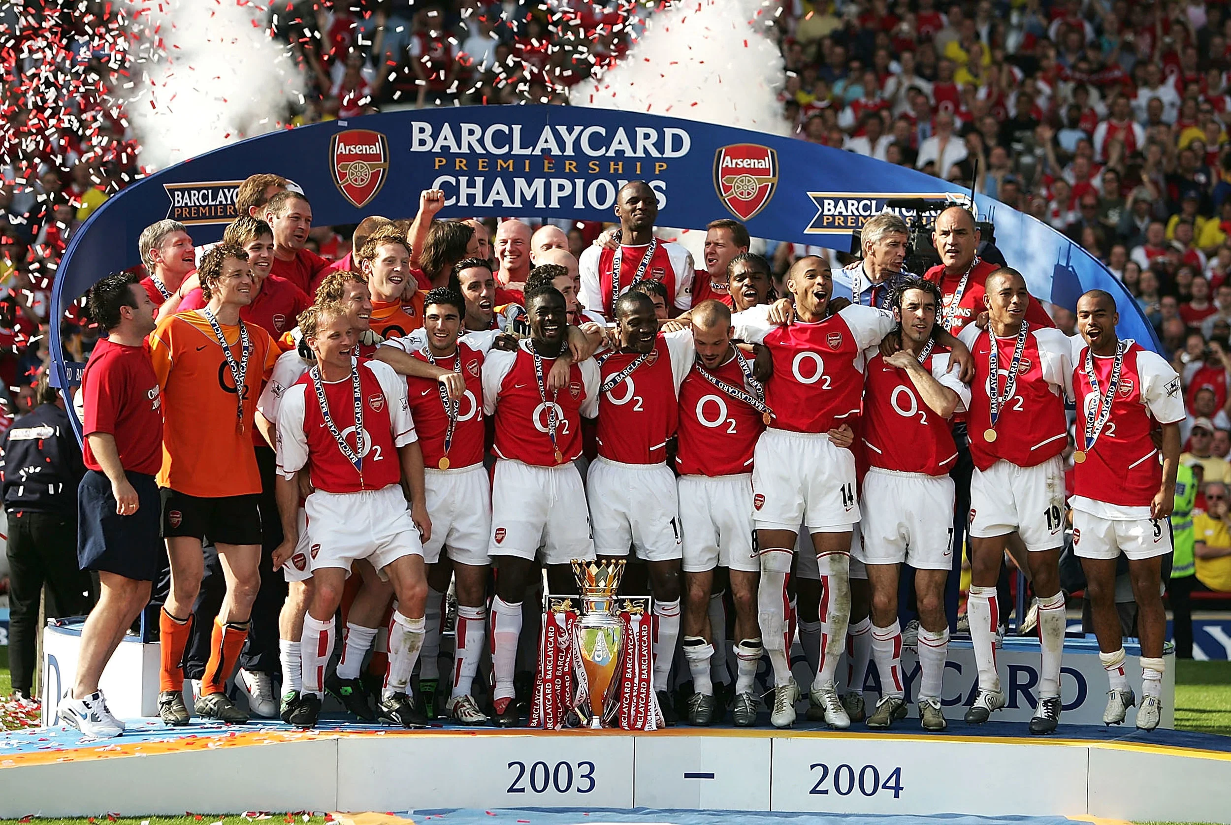 Det ubesejrede mesterhold fra 2003-04-sæsonen. Foto: Getty Images