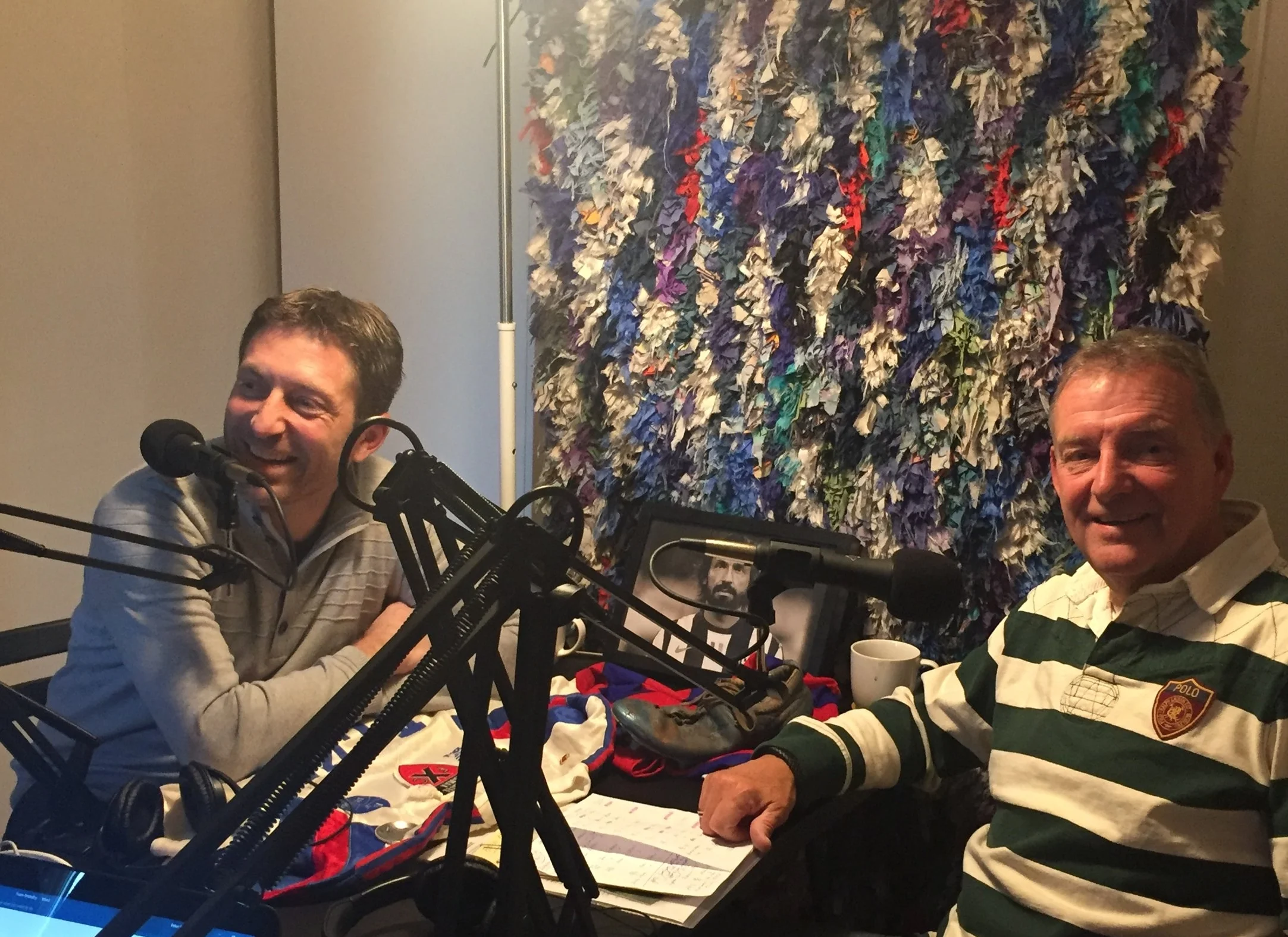 Søren Colding og Ole Mørk i Mediano-studiet - bemærk Andrea Pirlo som altid i baggrunden