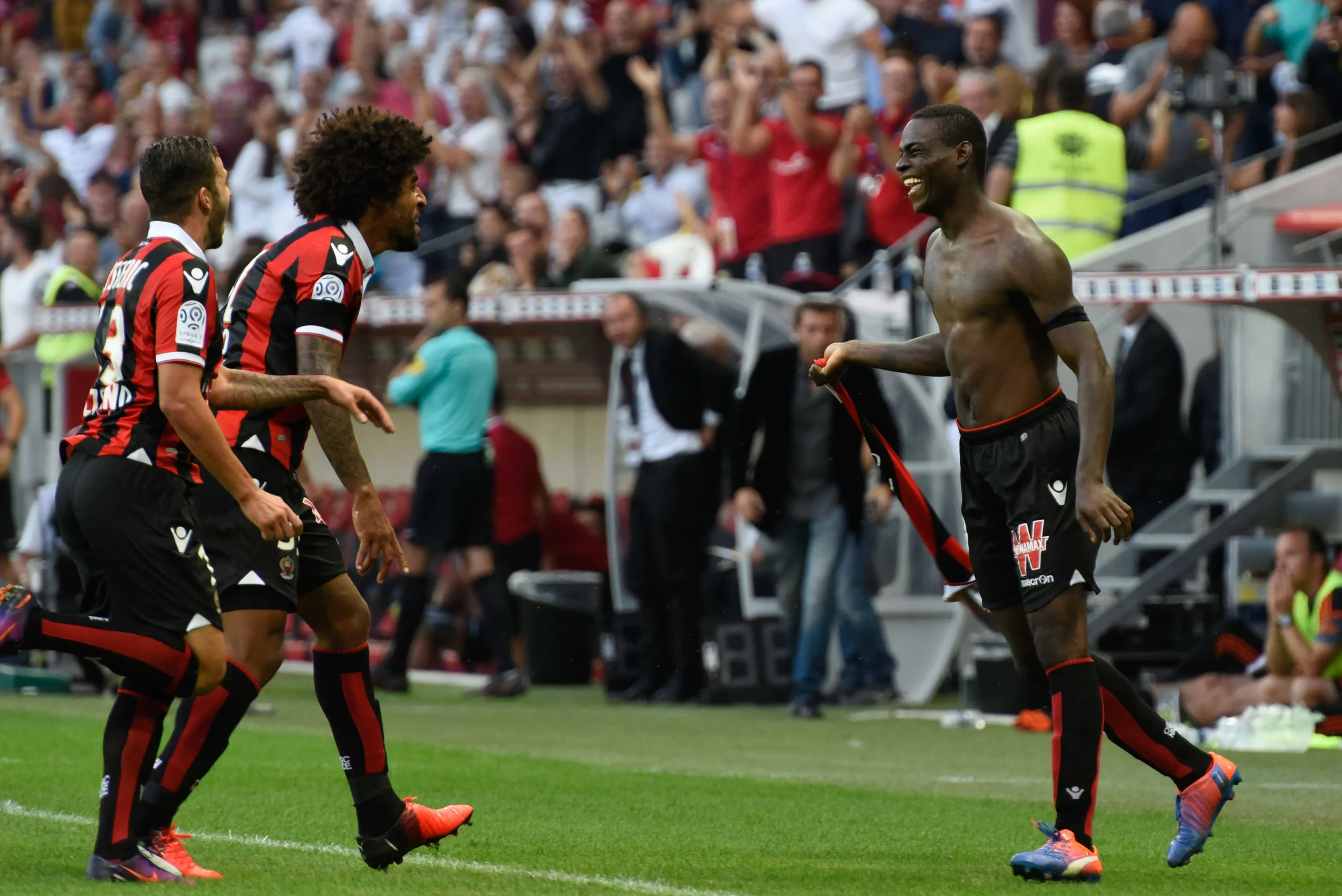 Mario Balotelli har lige scoret et fremragende sejrsmål mod Lorient - og blev iøvrigt udvist i overtiden for sit andet gule kort. Det første fik han efter denne jubelscene. Foto: Getty Images