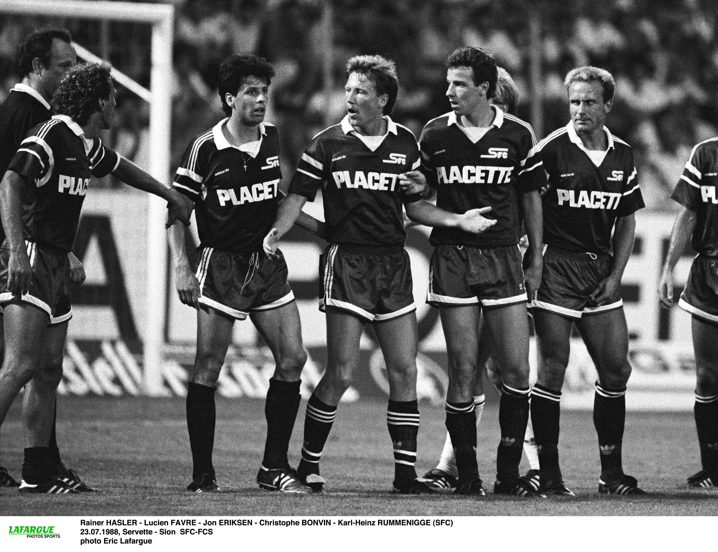 I Servette var John Eriksen (i midten) holdkammerat med blandt andre Karl-Heinz Rummenigge (yderst th). Foto fra bogen 'John Eriksen - angriberen, der glemte sig selv' af Lars Fink