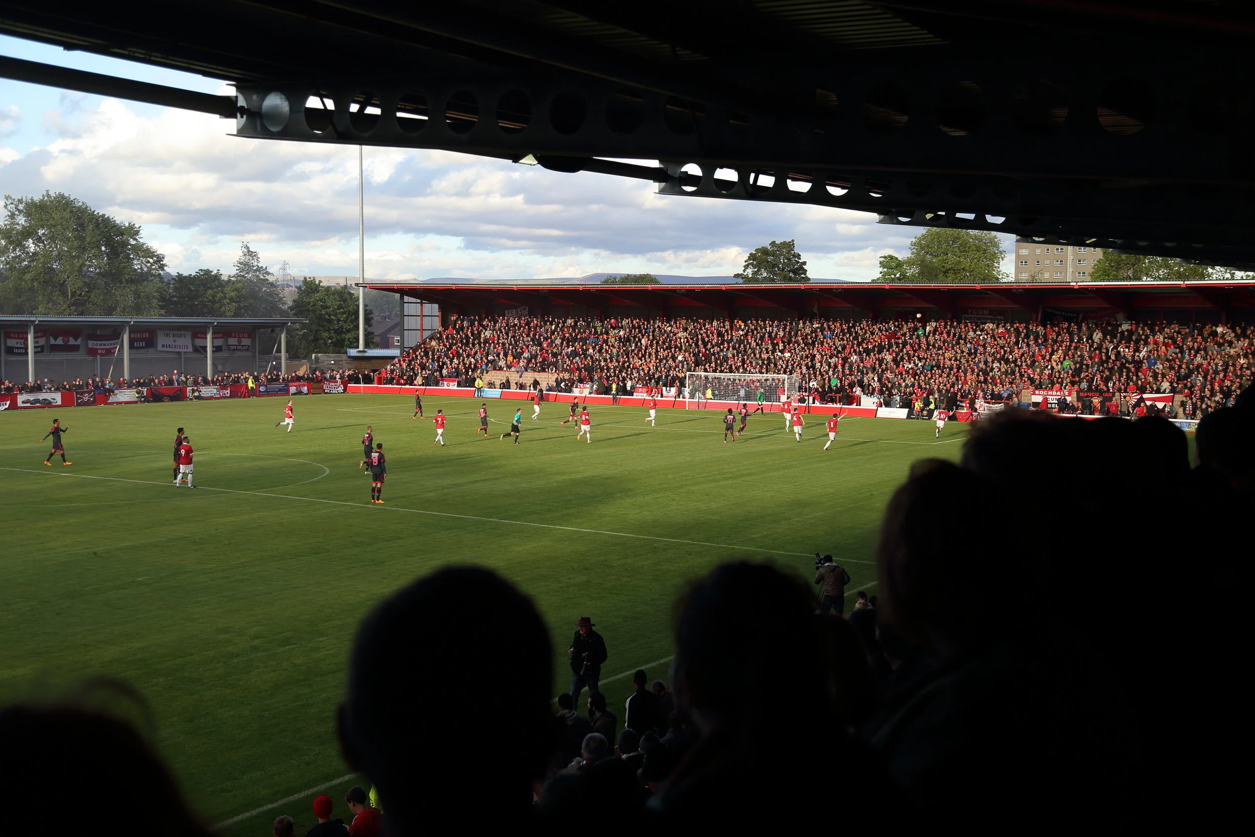 Åbningen af Broadhurst Park mod et reservespækket Benfica-mandskab. Foto: Getty Images